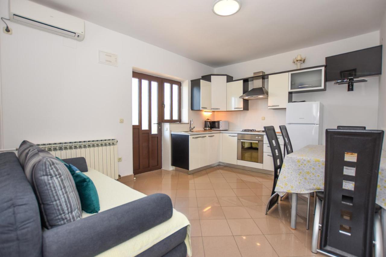 Apartmani Marija Ljubica Паг Экстерьер фото